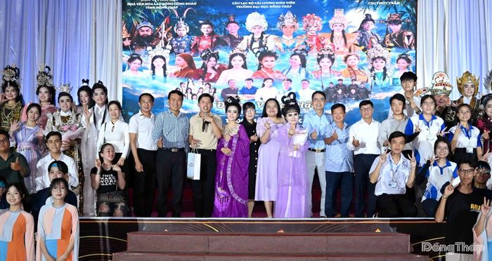 Các diễn viên và khán giả sau khi kết thúc vở diễn.