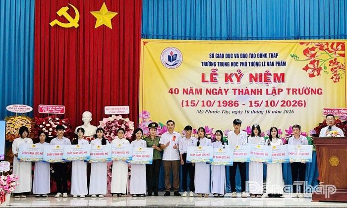 Trao học bổng cho học sinh có hoàn cảnh khó khăn, nỗ lực trong học tập.