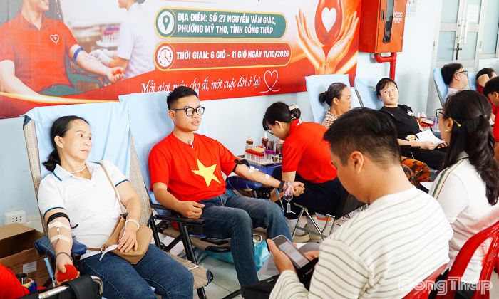 Đông đảo tình nguyện viên tham gia hiến máu, góp phần bổ sung nguồn máu phục vụ cấp cứu và điều trị người bệnh.