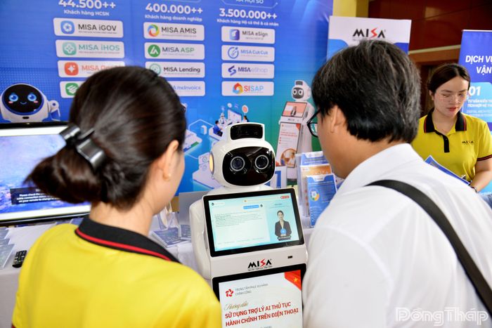 Giới thiệu robot AI hỗ trợ giải quyết thủ tục hành chính tại khu vực trưng bày các giải pháp công nghệ số.
