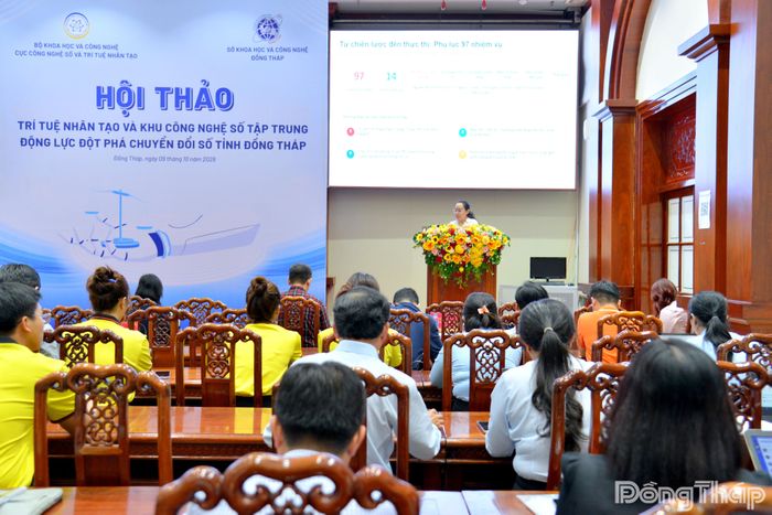 Quang cảnh đồng chí Chu Hồng Trang, Phó Trưởng phòng Chính sách, Cục Công nghệ số và Trí tuệ nhân tạo, trình bày về chuyên đề “Cơ chế, chính sách quản lý và phát triển trí tuệ nhân tạo tại Việt Nam”.