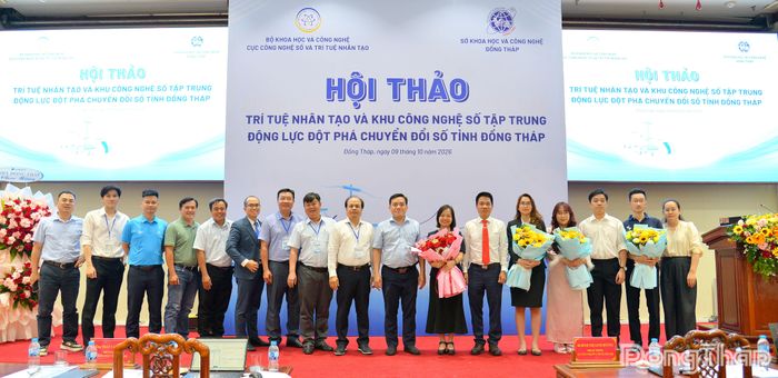 Đại biểu và các đơn vị tham gia chụp ảnh lưu niệm tại Hội thảo “Trí tuệ nhân tạo và khu công nghệ số tập trung - Động lực đột phá chuyển đổi số tỉnh Đồng Tháp”.