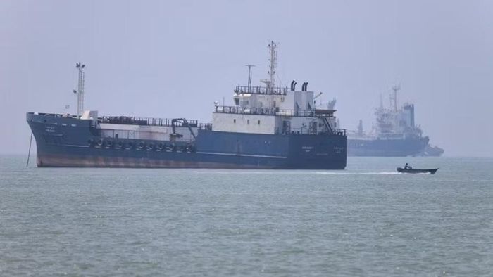  Iran kiểm soát tàu thuyền qua lại trên eo biển Hormuz, tuyến vận tải dầu chiến lược của thế giới. Ảnh: Reuters 