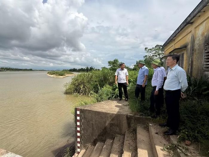 Phó Chủ tịch UBND tỉnh Dương Mah Tiệp kiểm tra an toàn đập, hồ chứa trước cao điểm mùa mưa bão 2026. Ảnh: T.Lợi