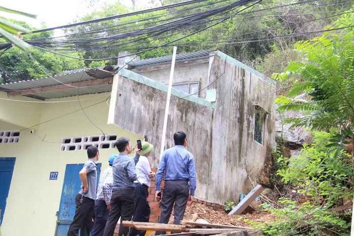 Đoàn kiểm tra liên ngành của tỉnh kiểm tra khu vực sạt lở dốc Mộng Cầm (phường Quy Nhơn Nam). Ảnh: T.Lợi