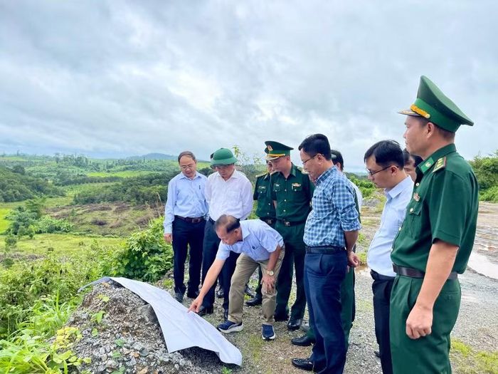  Phó Chủ tịch UBND tỉnh Nguyễn Hữu Quế (hàng đầu, thứ 2 từ trái sang) kiểm tra thực tế triển khai Dự án Thủy điện Sê San 4A mở rộng tại xã Ia O. Ảnh: V.T 