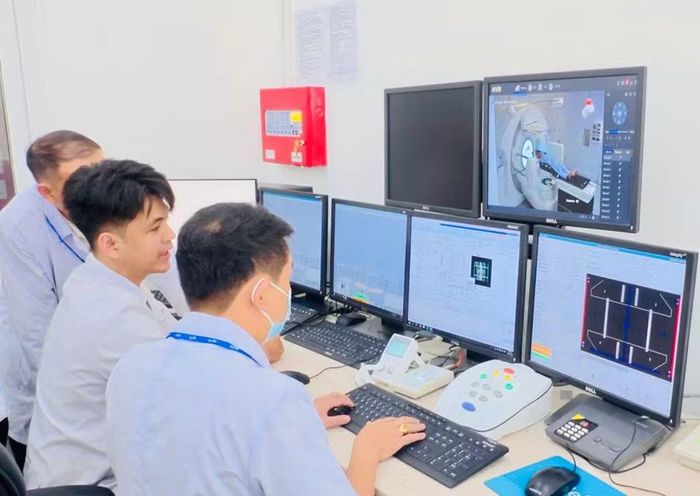  Đoàn công tác Bệnh viện Chợ Rẫy hướng dẫn triển khai kỹ thuật xạ trị tại Bệnh viện Đa khoa Gia Lai. Ảnh: Như Nguyện 