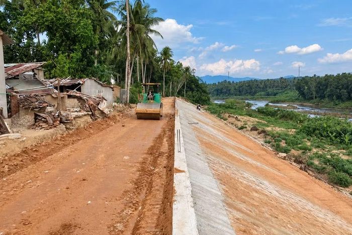  Đơn vị thi công đang khẩn trương hoàn thiện Dự án khắc phục tuyến kè đội 3, thôn Gia Đức (xã Hoài Ân) trước mùa mưa bão. Ảnh: H.P 