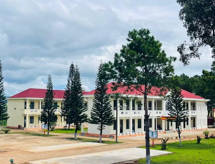 Dãy nhà ở dành cho cán bộ, học sinh khang trang, sạch đẹp. Ảnh: P.D