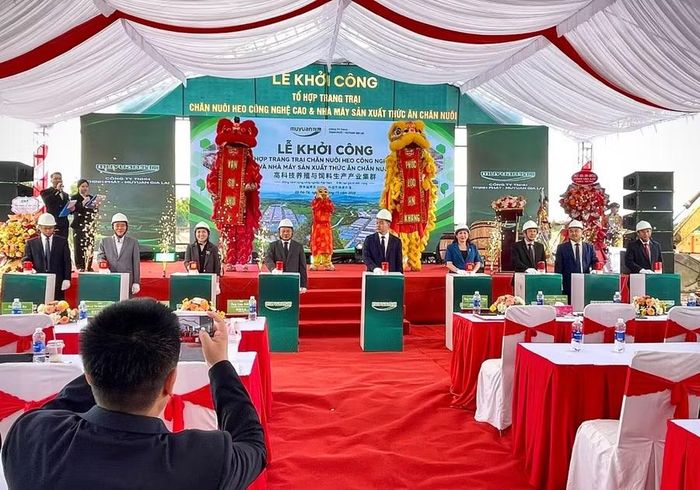  Đại diện lãnh đạo tỉnh và Tập đoàn Muyuan thực hiện nghi thức khởi công Tổ hợp dự án. Ảnh: Minh Phương 