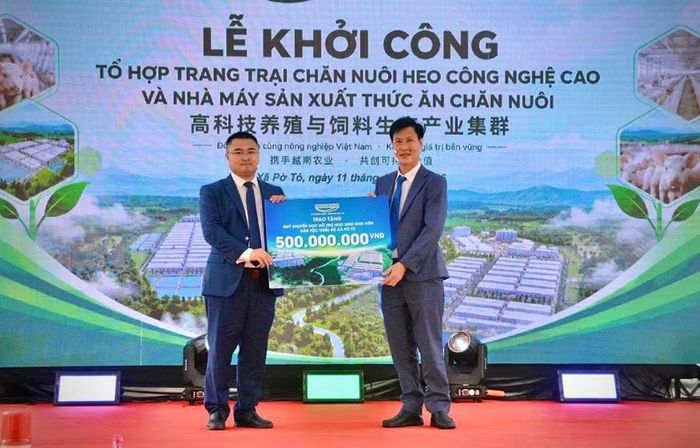  Công ty TNHH Thịnh Phát - Muyuan Gia Lai (bên trái) tặng số tiền 500 triệu đồng cho Quỹ Hỗ trợ học sinh, sinh viên dân tộc thiểu số xã Pờ Tó. Ảnh: Minh Phương 