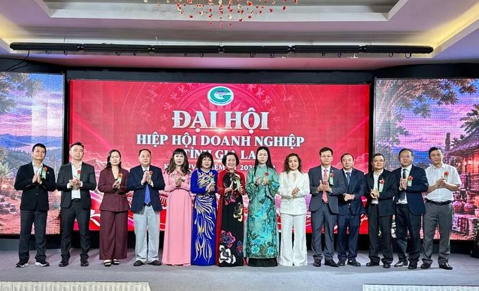  Ban Thường vụ Hiệp hội Doanh nghiệp tỉnh nhiệm kỳ mới ra mắt tại Đại hội. Ảnh: Hà Duy 