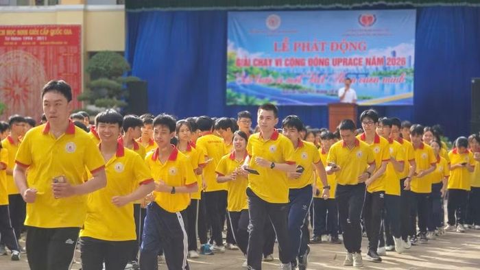  Học sinh Trường chuyên THPT Hùng Vương hưởng ứng giải chạy. Ảnh: Bá Bính 