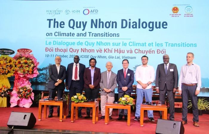  Các nhà khoa học, đại diện tổ chức quốc tế, định chế tài chính, ngân hàng phát triển và doanh nghiệp quốc tế chụp ảnh lưu niệm cùng Giáo sư Trần Thanh Vân (thứ 5 từ trái sang) sau lễ bế mạc vào chiều 11-10. Ảnh: T.L 
