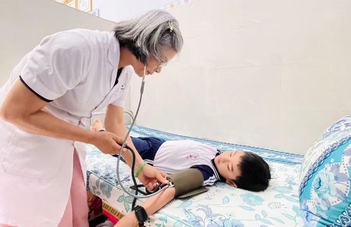  Nhân viên y tế Trường Tiểu học Lê Hồng Phong (phường Quy Nhơn) theo dõi sức khỏe, đảm bảo an toàn cho học sinh. Ảnh: T.D 