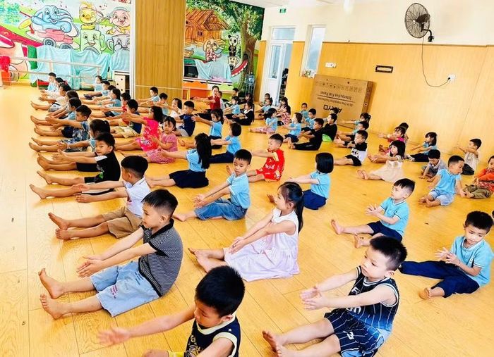  Trường Mầm non Hoa Phong Lan (phường Pleiku) theo dõi thường xuyên sức khỏe của trẻ trong thời điểm giao mùa. Ảnh: T.D 