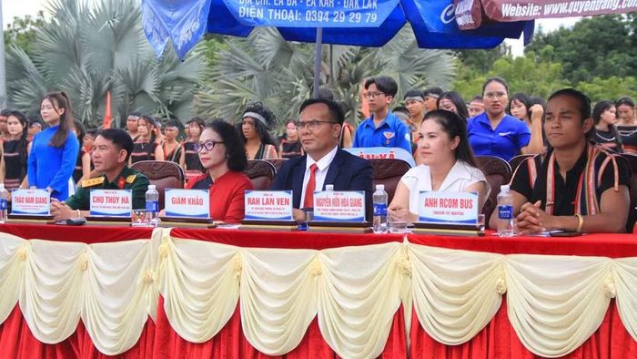  Ban giám khảo của chương trình Liên hoan Cồng chiêng và Tuyên truyền ca khúc cách mạng. Ảnh: H.H 