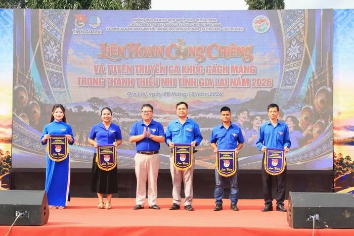  Ban Tổ chức trao cờ lưu niệm cho các đội tham gia Liên hoan. Ảnh: H.H 