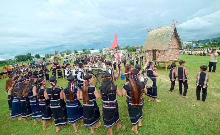 Lễ cúng Mừng nhà rông mới được bà con làng Bi Giông phục dựng tại “Đêm hội Cồng chiêng xã Pờ Tó” lần thứ 2 - 2026. Ảnh: Hùng Hoa Lư