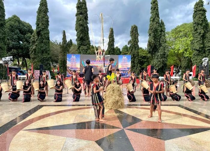 Đội cồng chiêng thanh thiếu nhi xã Ia Khươl biểu diễn tại chương trình. Ảnh: Phương Duyên