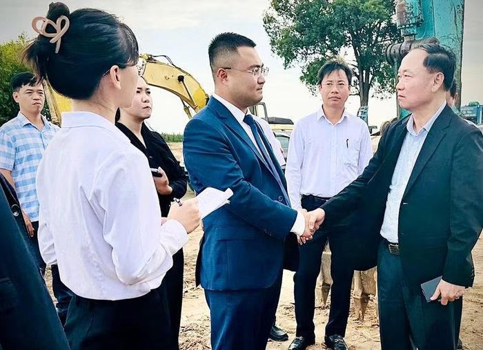  Bí thư Tỉnh ủy Thái Đại Ngọc (bìa phải) động viên nhà đầu tư đẩy nhanh tiến độ triển khai dự án. 