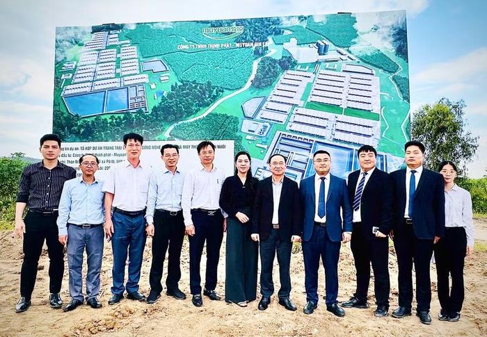  Bí thư Tỉnh ủy Thái Đại Ngọc (thứ 5 từ phải sang) chụp ảnh lưu niệm với lãnh đạo nhà đầu tư. 