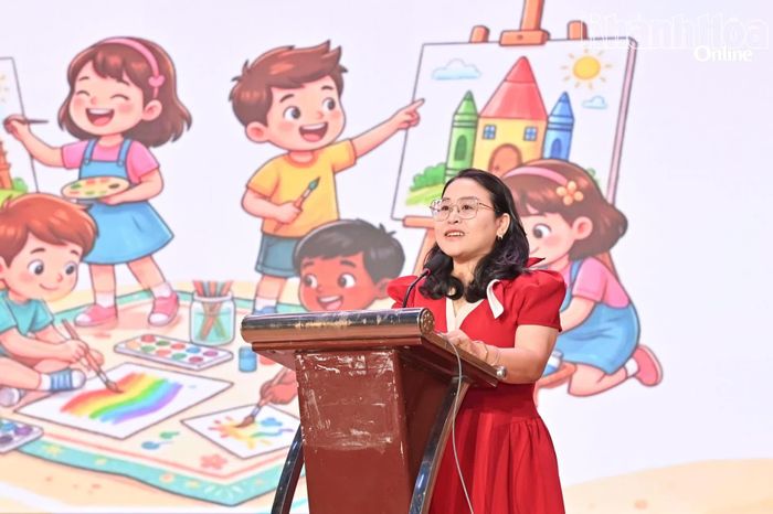 Chị Huỳnh Thị Như Ý - Phó Bí thư Tỉnh đoàn, Giám đốc Cung Văn hóa thiếu nhi tỉnh phát biểu khai mạc cuộc thi.