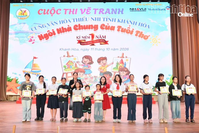 Ban tổ chức trao giải B cho các thí sinh.