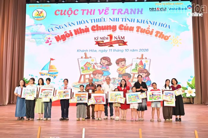 Ban tổ chức trao giải A cho các thí sinh.