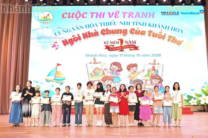 Khen thưởng các thí sinh, giáo viên tham gia vẽ bức tranh khổ lớn về Cung Văn hóa thiếu nhi tỉnh.