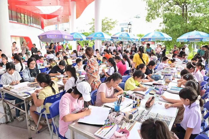 Các thí sinh bắt đầu thi, thời gian trong 150 phút.