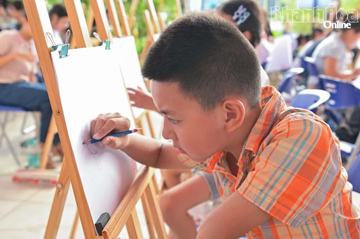 Tập trung cao độ trong từng nét vẽ.