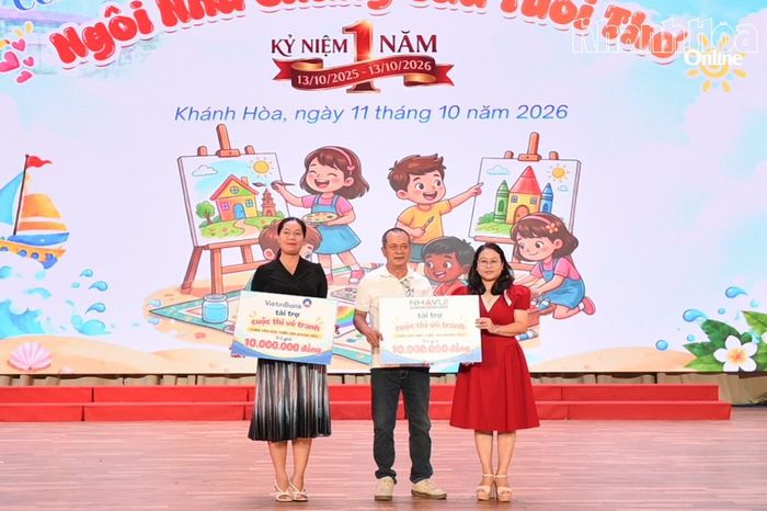 Công ty Cổ phần Kiến trúc xây dựng Nhà Vui và Ngân hàng Vietinbank Chi nhánh Khánh Hòa trao hỗ trợ 20 triệu đồng tổ chức cuộc thi.