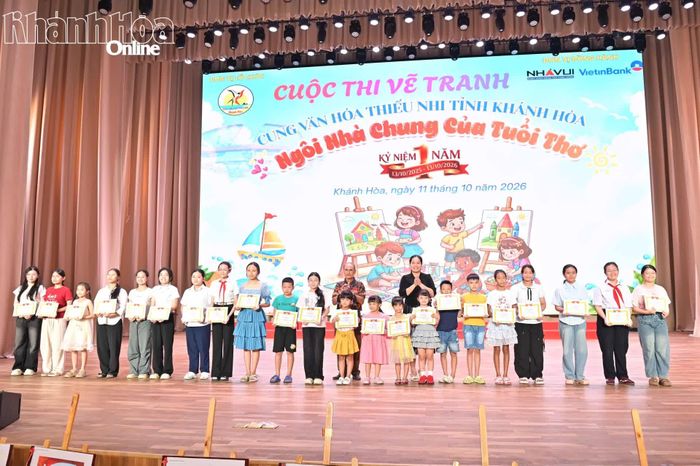Trao thưởng cho các thí sinh đạt giải C.