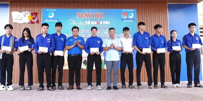 Ban tổ chức trao học bổng cho học sinh có hoàn cảnh khó khăn.
