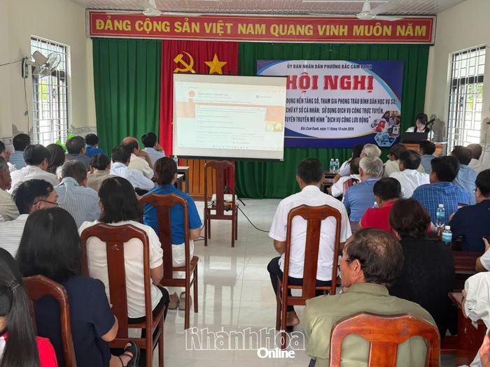 Cán bộ Phòng Văn hóa - Xã hội phường Bắc Cam Ranh hướng dẫn người dân thực hiện thủ tục hành chính trực tuyến.