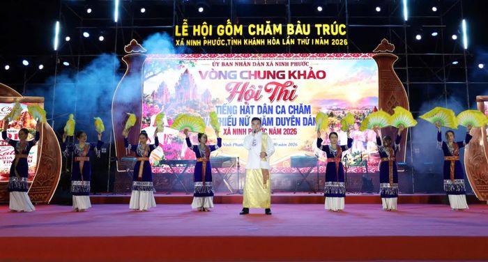 Thí sinh trình bày phần thi Tiếng hát dân ca Chăm tại hội thi.