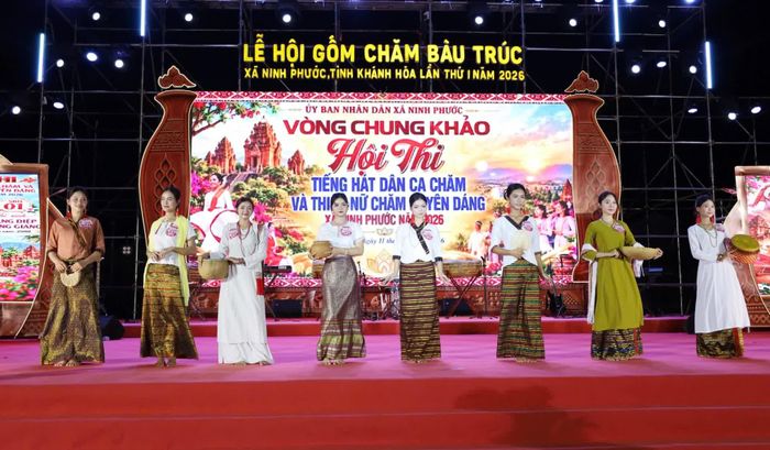 Các thí sinh trình diễn trang phục đời thường tại phần thi Thiếu nữ Chăm duyên dáng.