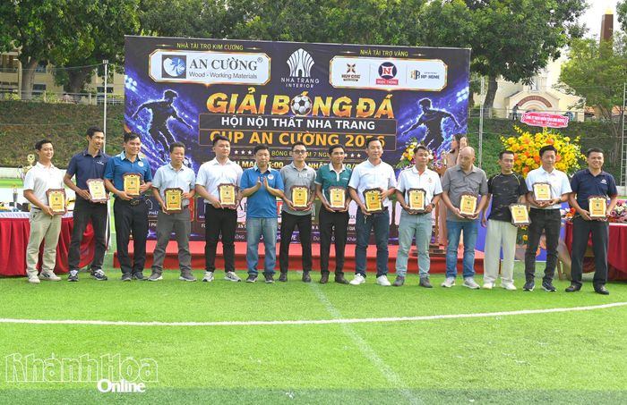 Ban tổ chức tri ân các nhà tài trợ, đồng hành.