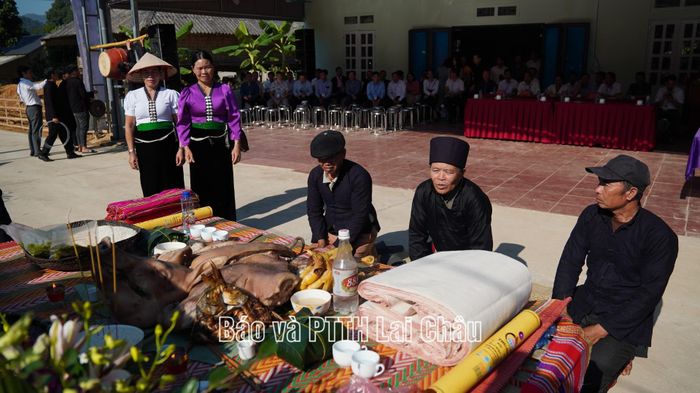 Nghi lễ Cưn Lảu Khẩu Mảu được tái hiện trong phần lễ.