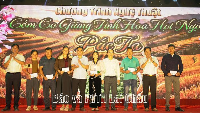 Các đồng chí lãnh đạo xã Pắc Ta trao giải cho các đội tham gia thi làm cốm truyền thống.