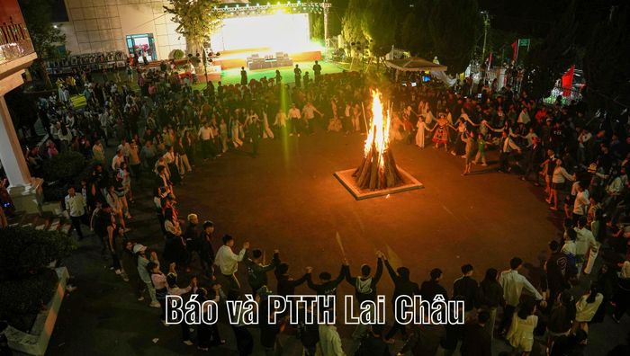 Màn múa xòe Thái sôi nổi với sự tham gia của đông đảo người dân và du khách.