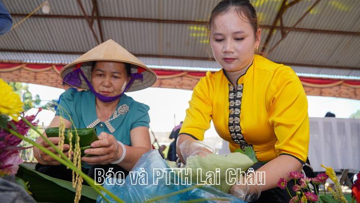 Hoạt động thi làm cốm truyền thống diễn ra sôi nổi.
