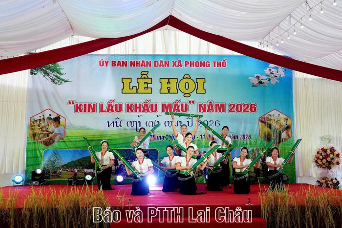 Người dân xã Phong Thổ với các màn tranh tài: thi văn nghệ, đập lúa…