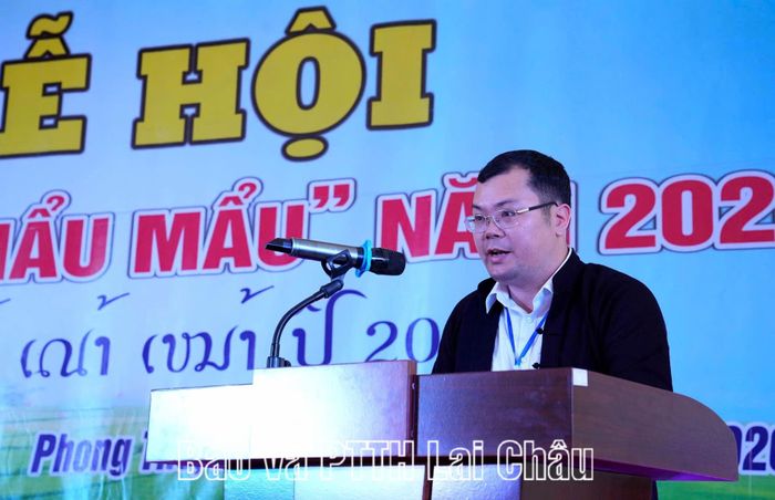 Đại diện lãnh đạo UBND xã Phong Thổ phát biểu khai mạc tại lễ hội.