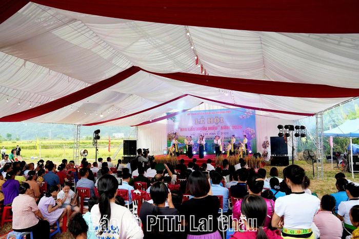 Quang cảnh lễ hội.