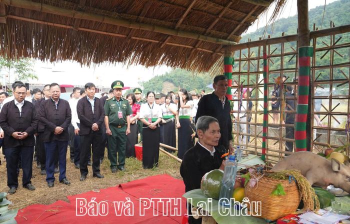 Cấp ủy chính quyền xã Phong Thổ làm lễ cúng hồn lúa tại lễ hội.