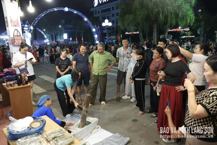 Người dân trải nghiệm giã bánh ngải tại Không gian văn hoá đường Hùng Vương