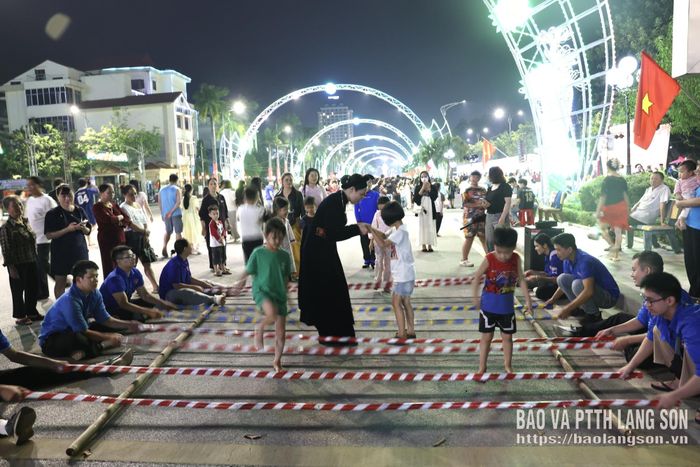 Người dân tham gia trò chơi nhảy sạp tại Không gian văn hoá đường Hùng Vương