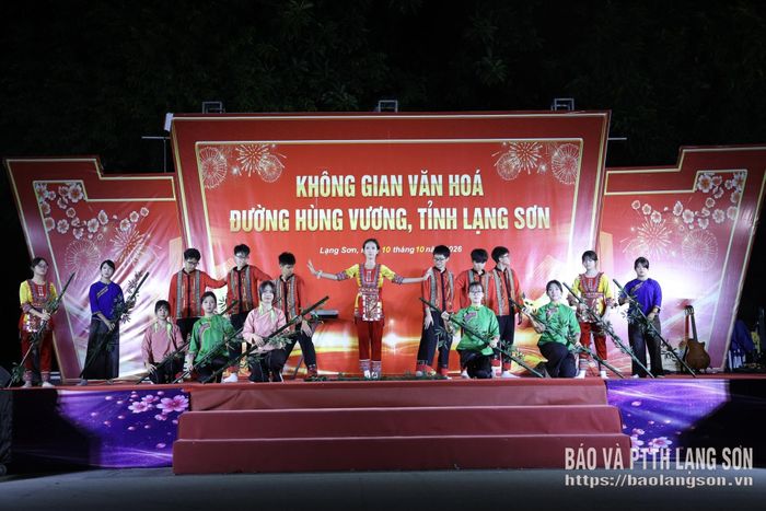 Tiết mục văn nghệ đặc sắc do các em học sinh trường THCS Hoàng Văn Thụ thể hiện